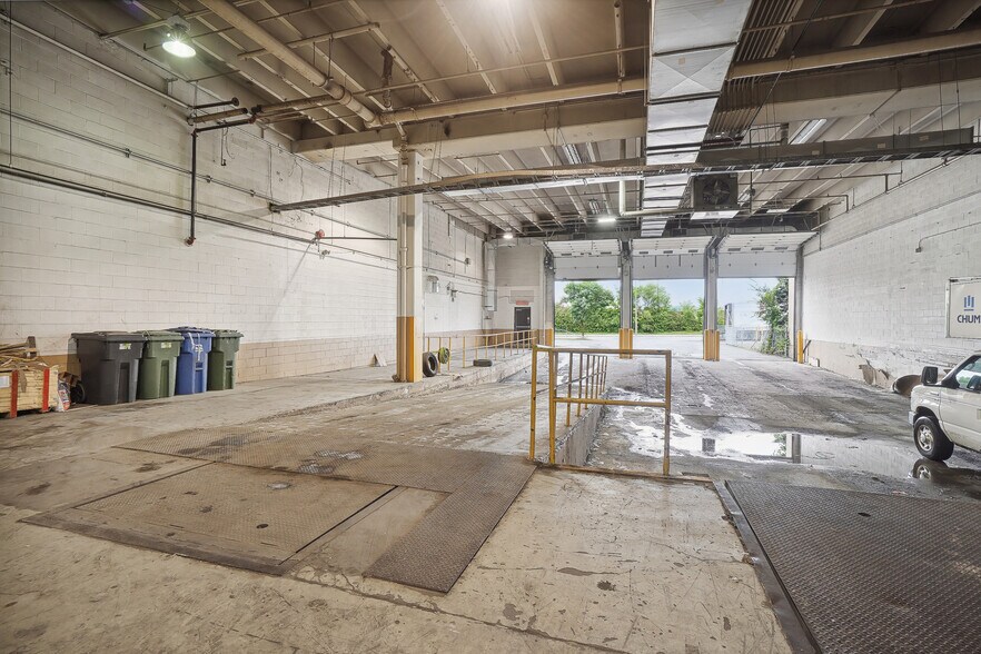 More Photos Of 5600-5602 Av Pierre-de Coubertin, Montréal Warehouse For Lease