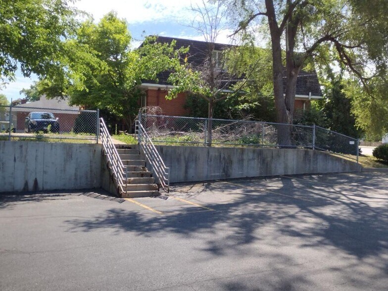 More Photos Of 474 Summit St, Elgin Office For Lease