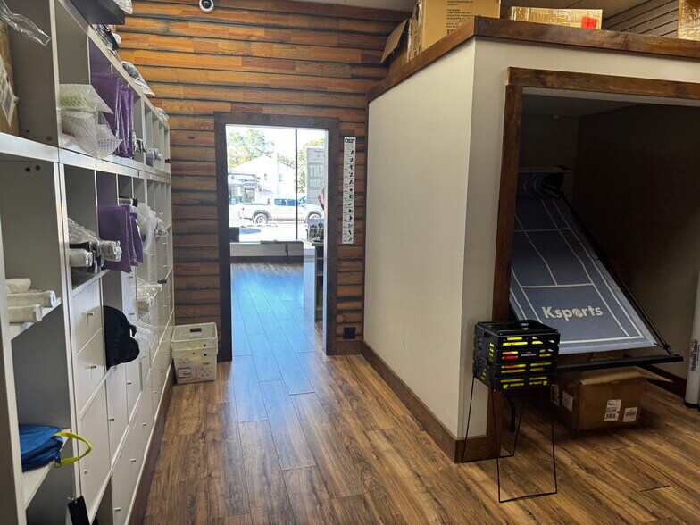More Photos Of 5650 Merrick Rd, Massapequa General Retail For Lease