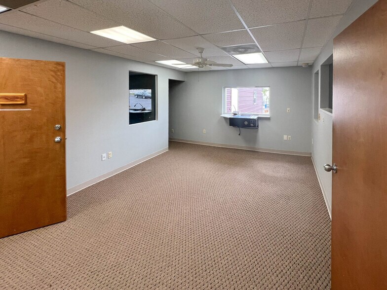 More Photos Of 496 Old Route 66, Saint Robert Office For Lease