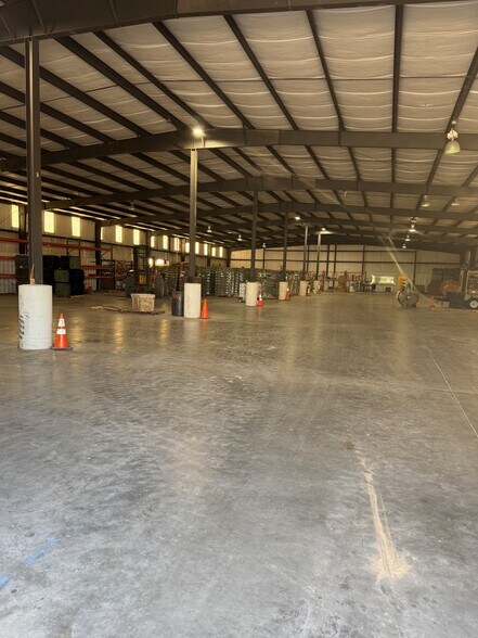 More Photos Of 300 Matthews Ln, Sikeston Flex For Lease