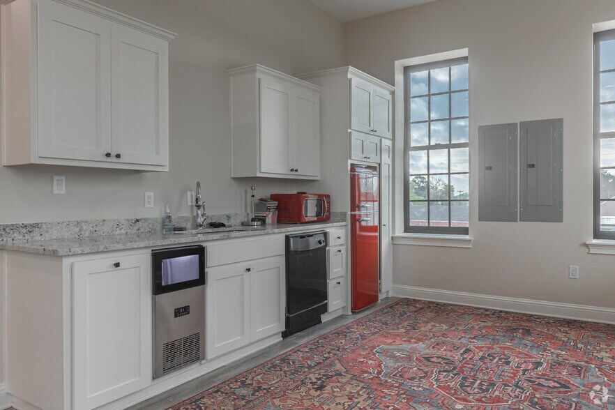 More Photos Of 117 San Augustine St, Center Office For Sale