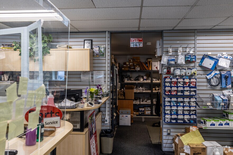 More Photos Of 747 Cliveden Pl, Delta Warehouse For Lease