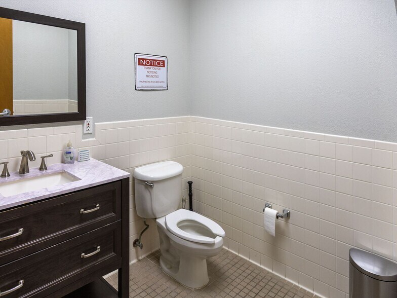 More Photos Of 7250 W Vickery Blvd, Fort Worth Office For Sale