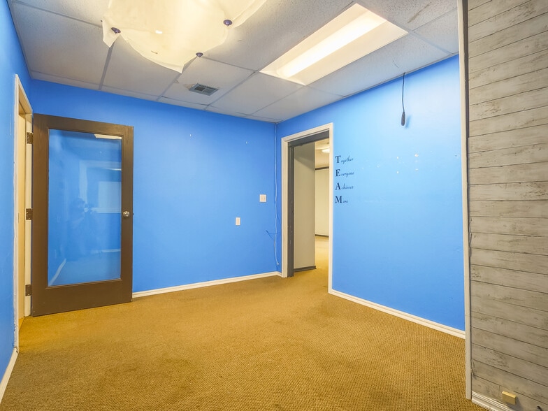 More Photos Of 401 S Ranchwood Blvd, Yukon Flex For Sale