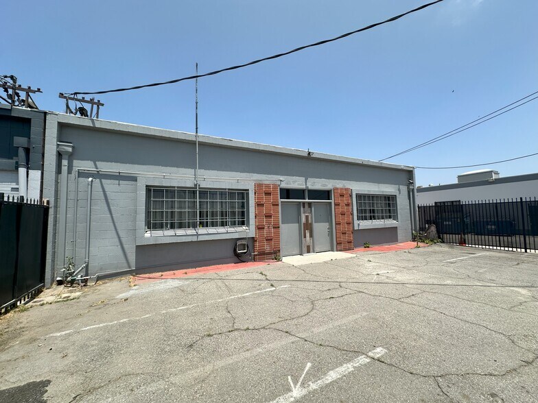 More Photos Of 14737 Arminta St, Panorama City Manufacturing For Lease