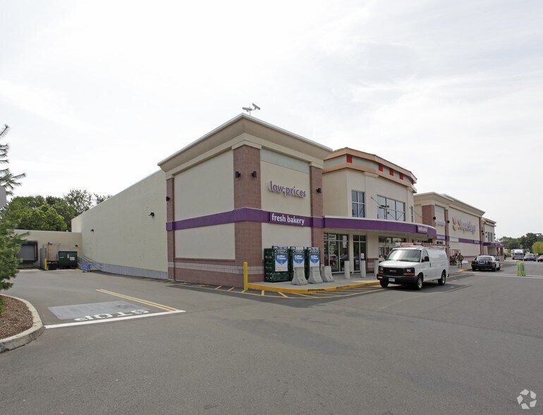 More Photos Of 460-480 Elm St, West Haven Storefront For Lease