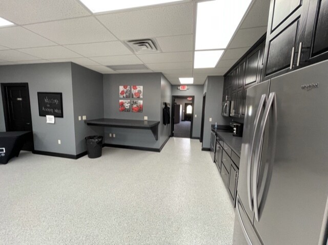 More Photos Of 170 W Circle Dr, Saint Charles Manufacturing For Lease