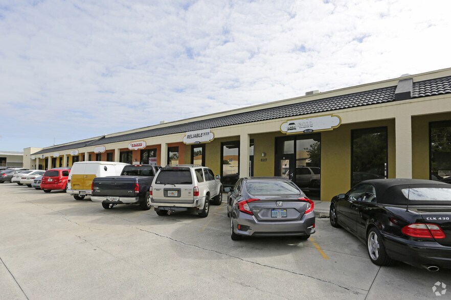 More Photos Of 6111-6121 Clark Center Ave, Sarasota Showroom For Lease