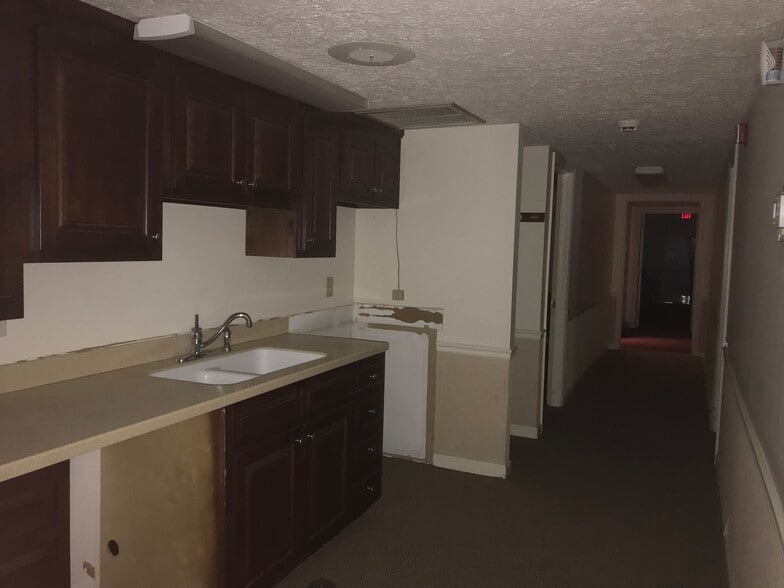 More Photos Of 1141 Cochran Hwy, Eastman Showroom For Sale
