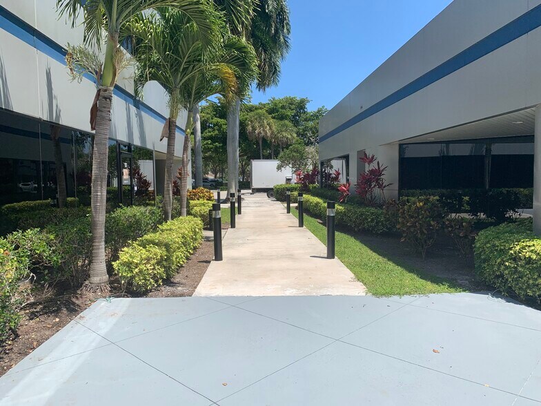 More Photos Of 3333 W Commercial Blvd, Fort Lauderdale Medical For Sale
