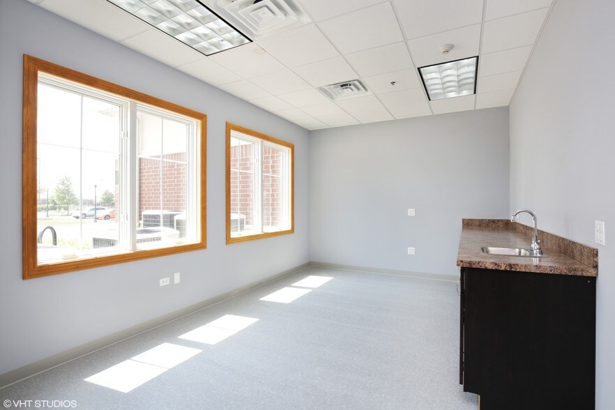 More Photos Of 1446 Merchant Dr, Algonquin Medical For Sale
