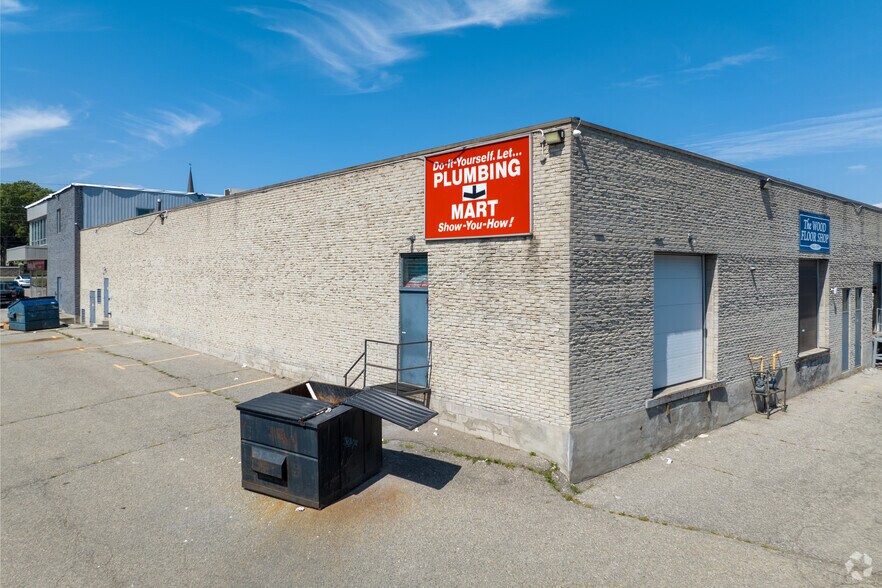 More Photos Of 700 Dundas St E, Mississauga Storefront Retail Office For Lease