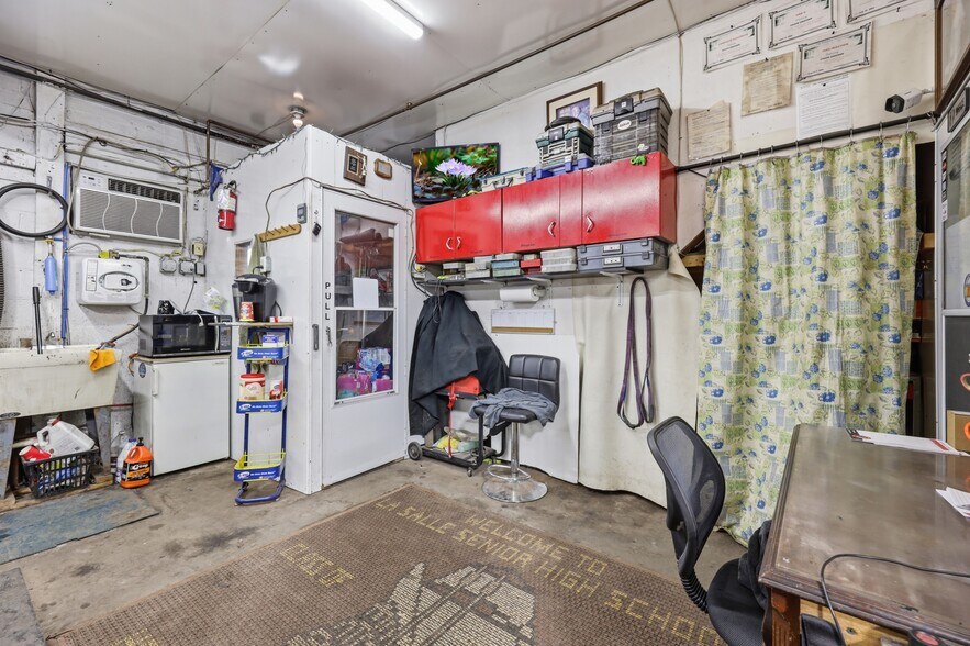 More Photos Of 2910 Louisiana Ave, Niagara Falls General Retail For Sale