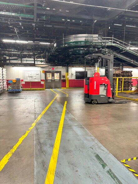 More Photos Of 322 Revco Rd, Somerset Distribution For Sale