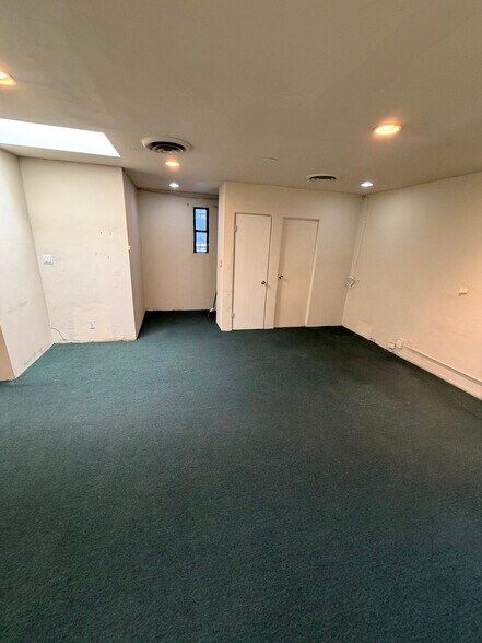 More Photos Of 14540 Sylvan St, Van Nuys Office For Sale