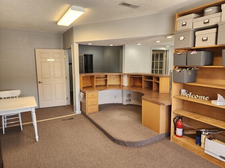 More Photos Of 132 W Washington Ave, Ava Medical For Sale