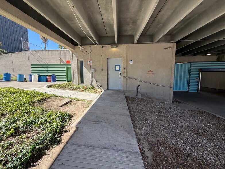 Primary Photo Of 401-417 N Mesquite St, Corpus Christi Bank For Lease