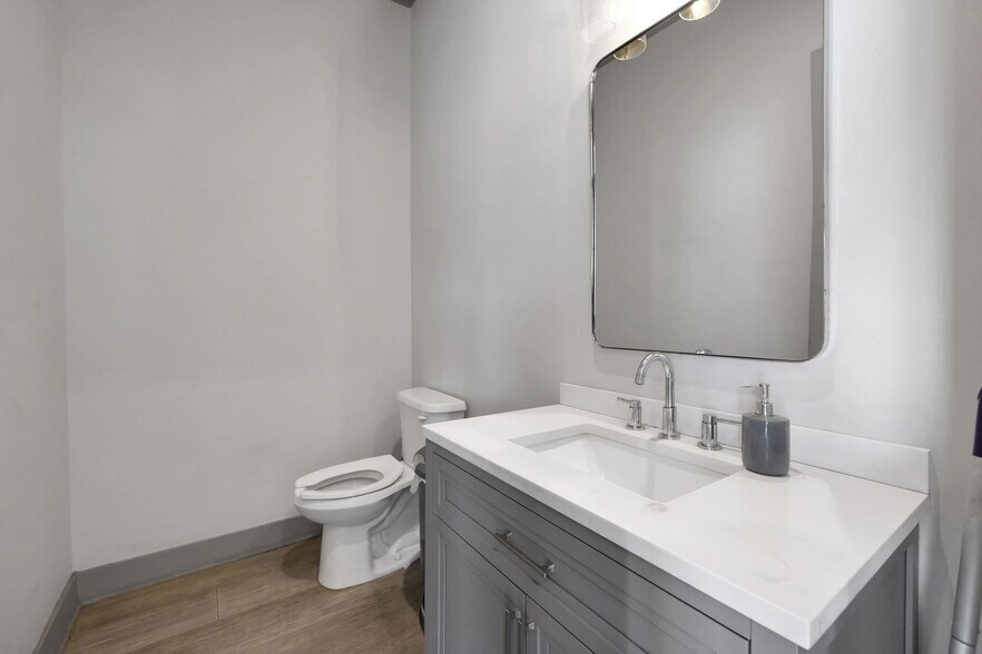 More Photos Of 3730 Kori Rd, Jacksonville Showroom For Sale