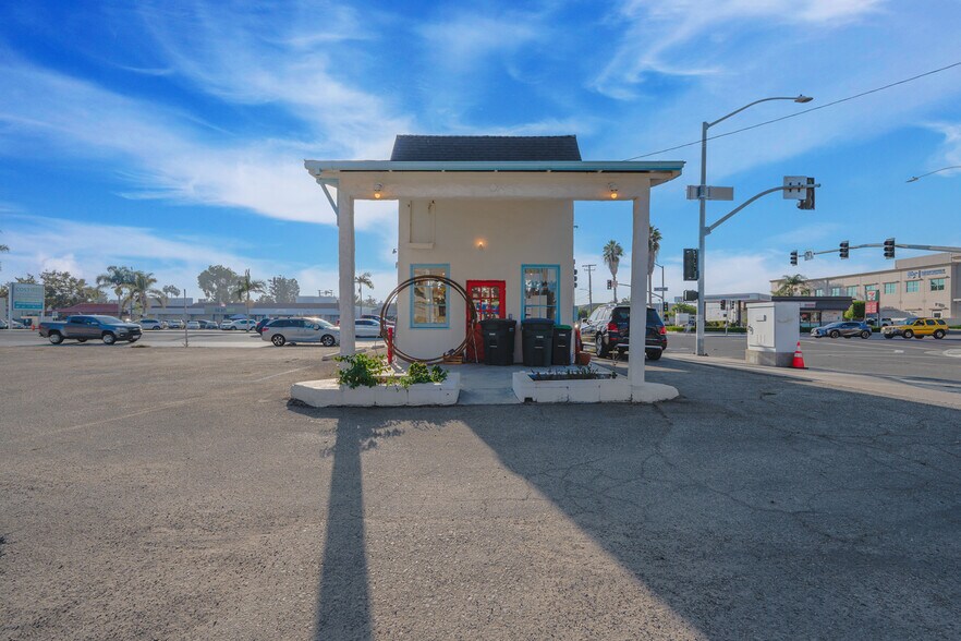 More Photos Of 305 S Main St, Orange Land For Lease