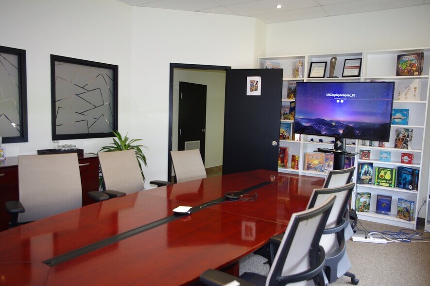 More Photos Of 31 Rue De La Coopérative, Rigaud Department Store For Lease