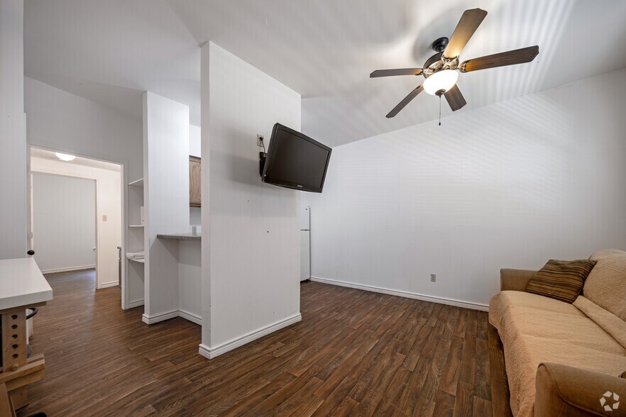 More Photos Of 2420 N 1st St, Carrizo Springs Apartments For Sale