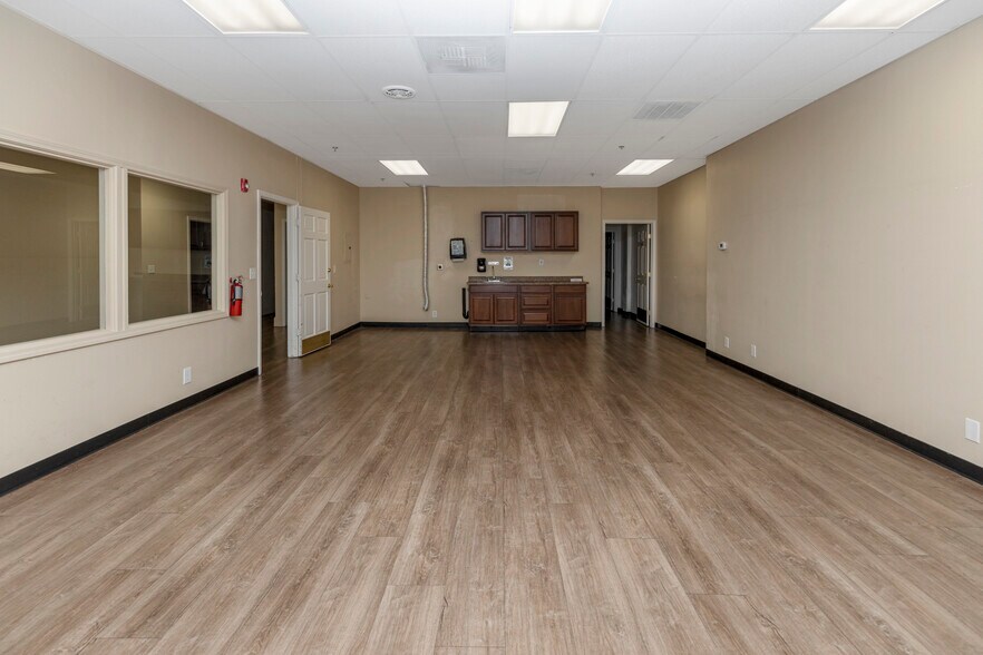 More Photos Of 333 W 18th St, Merced Office For Sale