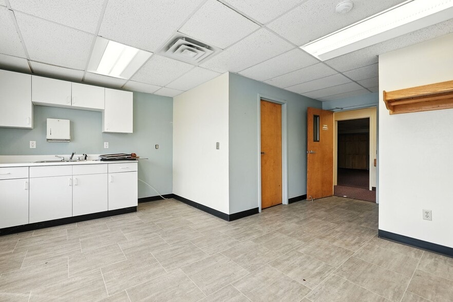 More Photos Of 185 West Ave, Ludlow Medical For Sale