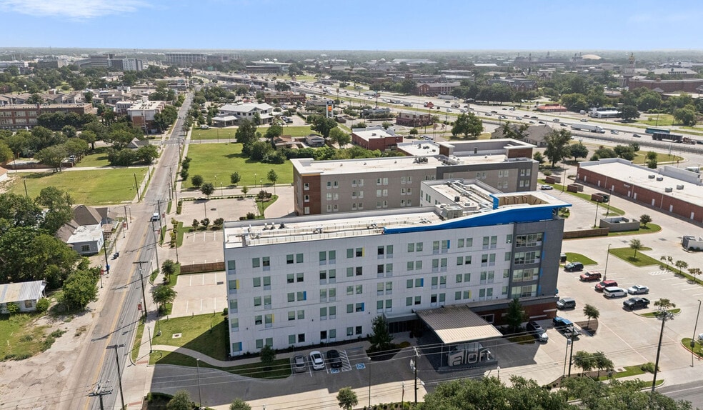 More Photos Of 900 S 11th St, Waco Hotel For Sale