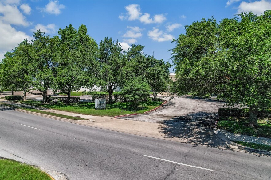 More Photos Of 400 S Heatherwilde Blvd, Pflugerville Manufacturing For Lease