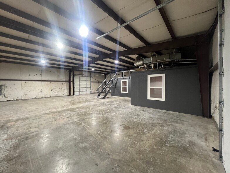 More Photos Of 224 Ken Dr, Sherman Industrial For Lease