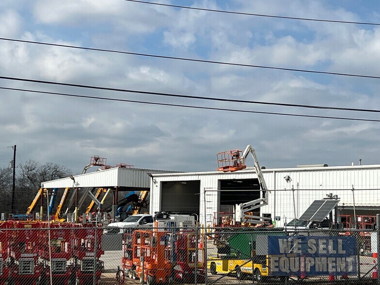 More Photos Of 17600 Interstate 35, Buda Service For Sale