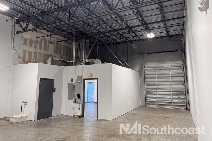 More Photos Of 645 NW Enterprise Dr, Port Saint Lucie Light Distribution For Lease