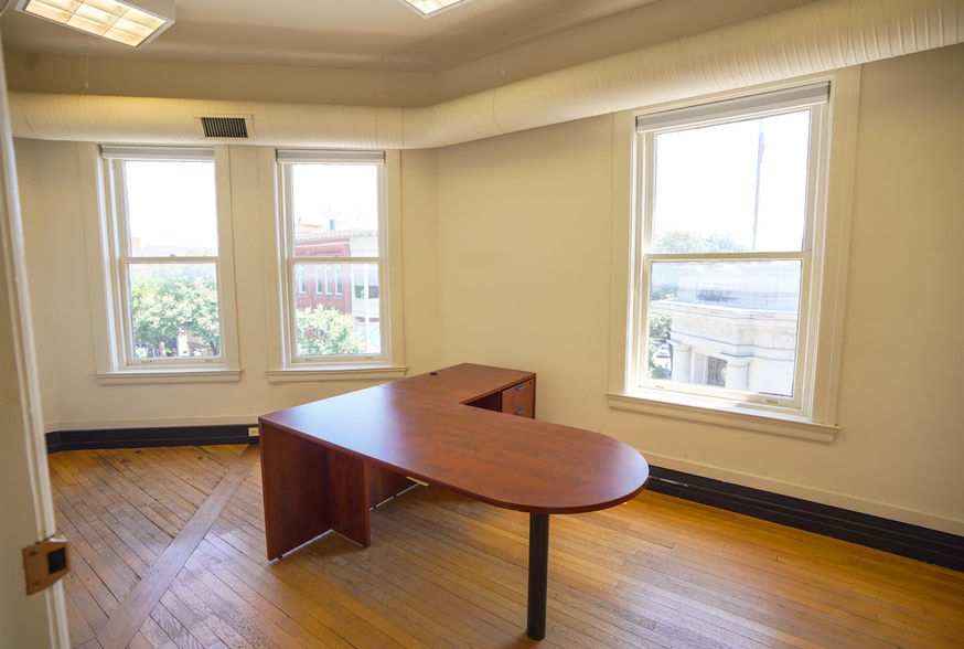 More Photos Of 5 S Market St, Frederick Storefront Retail Office For Lease