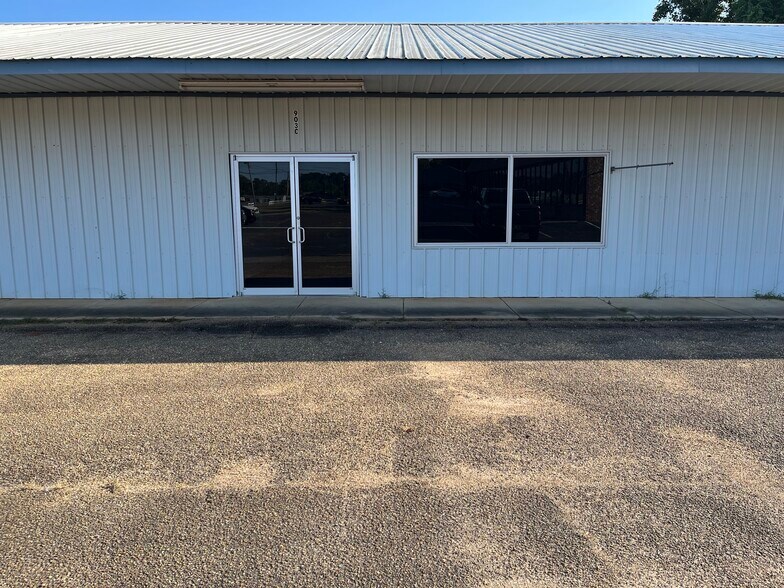 More Photos Of 903 S Locust St, Mccomb Freestanding For Sale