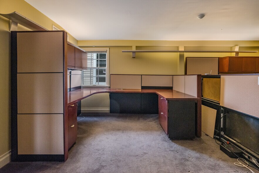 More Photos Of 3 Essex Sq, Essex Office Residential For Sale