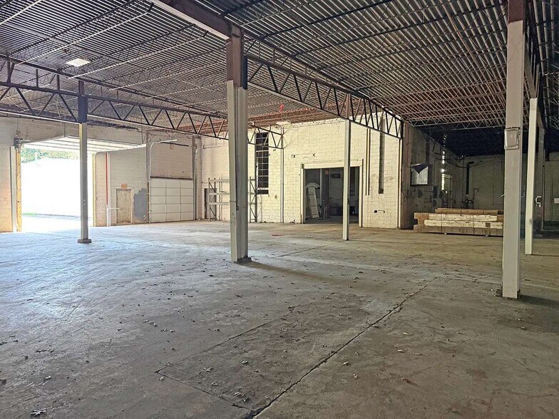More Photos Of 60 Bells Ln, Junction City Warehouse For Lease