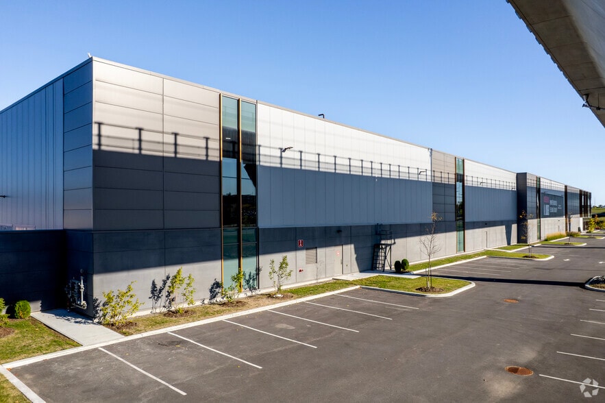 More Photos Of 17111 Rte Transcanadienne, Kirkland Light Distribution For Lease