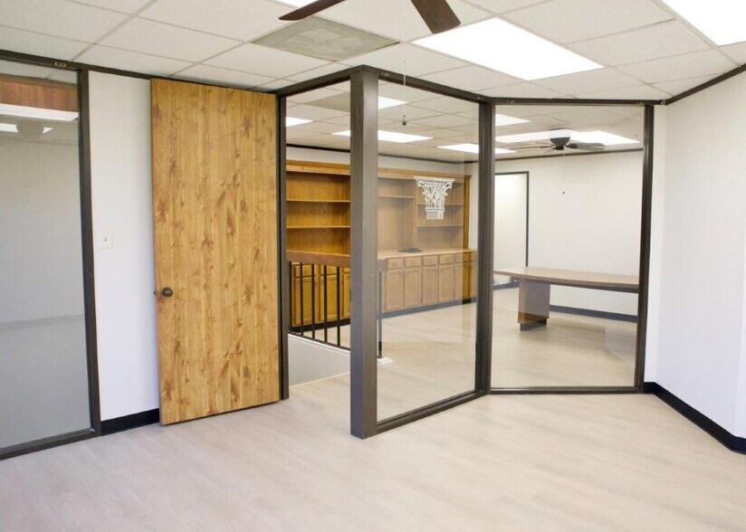 More Photos Of 9818 Whithorn Dr, Houston Office For Sale