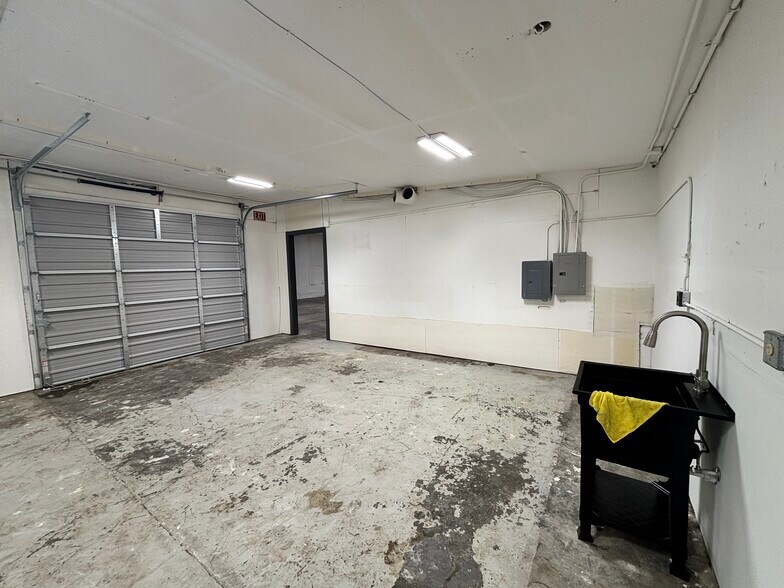 More Photos Of 446 McClaine St, Silverton Warehouse For Lease