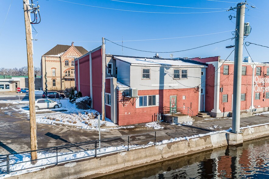 More Photos Of 318 W North Water St, New London Bar For Sale