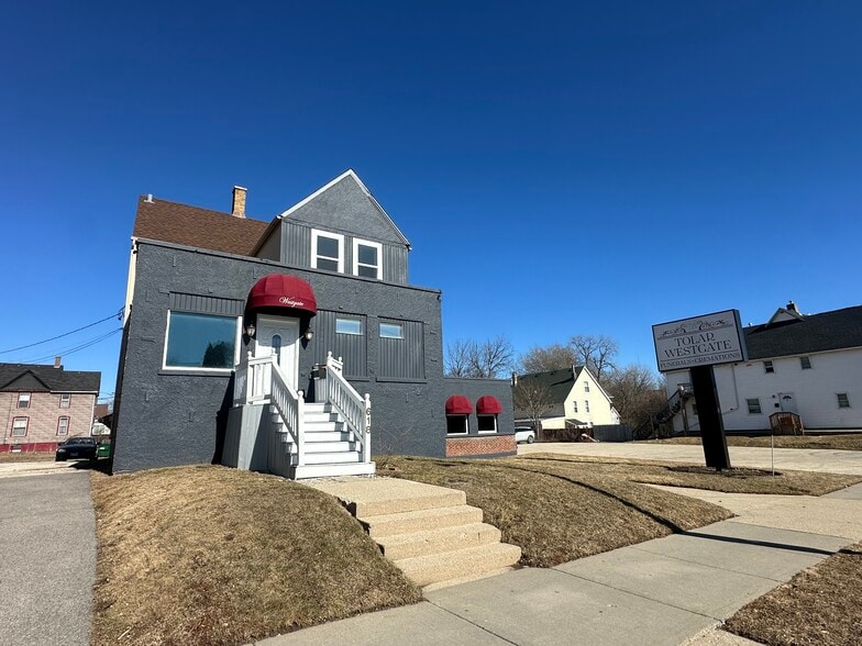 Primary Photo Of 616 Washington St, Waukegan Specialty For Sale