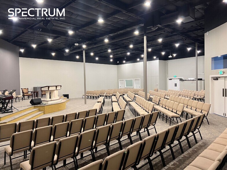 More Photos Of 2111 Industrial Ct, Vista Flex For Lease