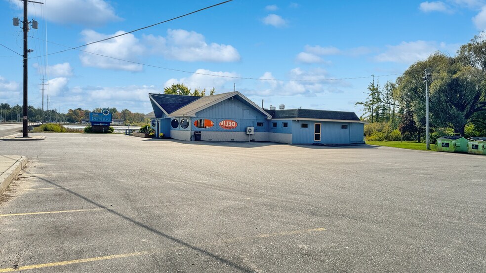 More Photos Of 2403 Sunnyside Dr, Cadillac Restaurant For Sale