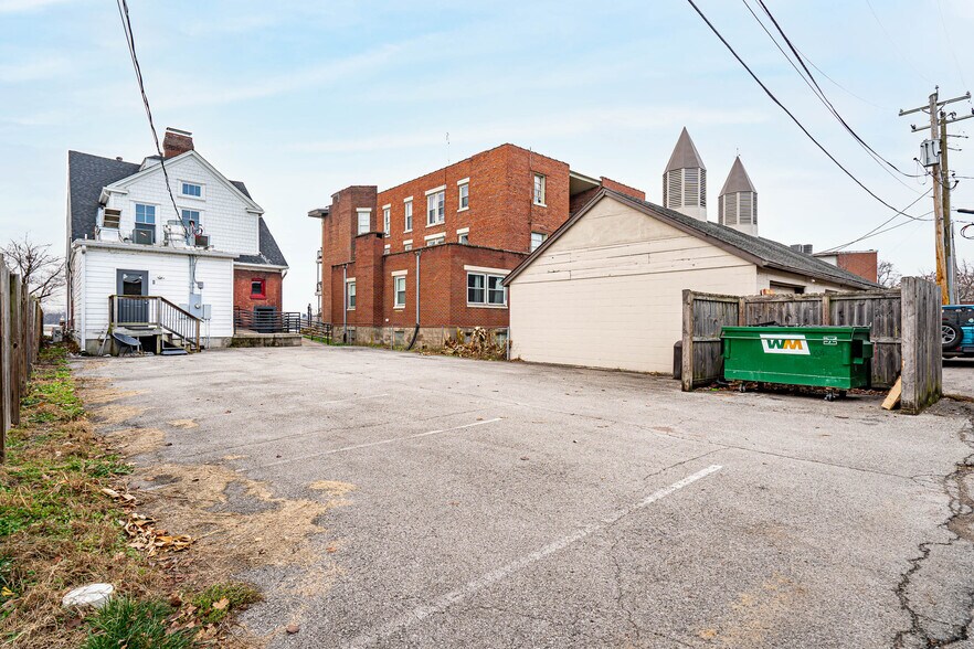 More Photos Of 117 E Riverside Dr, Jeffersonville Restaurant For Lease