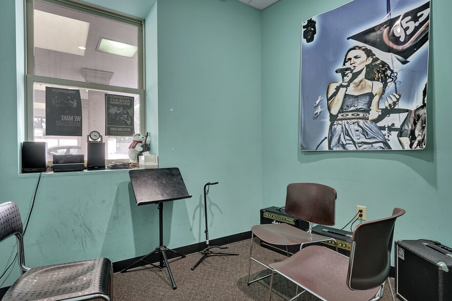 More Photos Of 1 W Main St, Somerville Freestanding For Lease