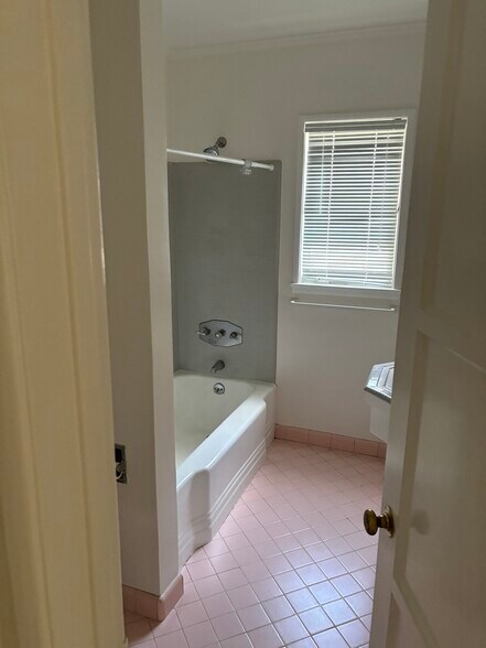 More Photos Of 5005 Cahuenga Blvd, North Hollywood Apartments For Sale