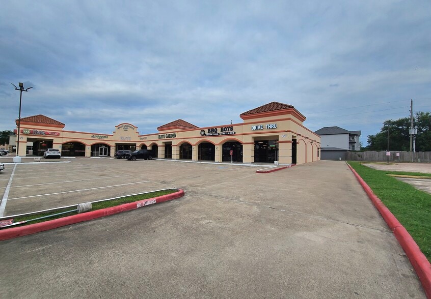 Primary Photo Of 11315 S Highway 6, Sugar Land General Retail For Sale