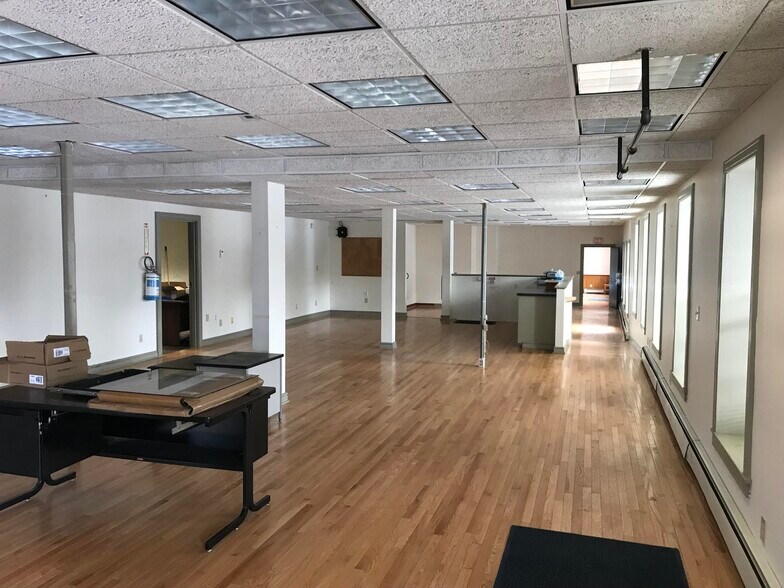 More Photos Of 11 Maple Ave, Hamilton Office For Lease