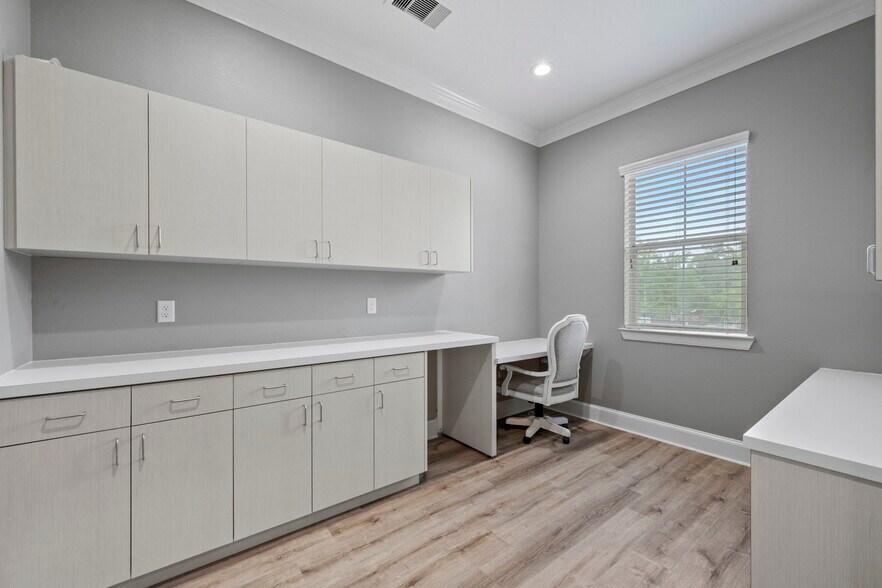 More Photos Of 303 Longmire Rd, Conroe Office For Sale